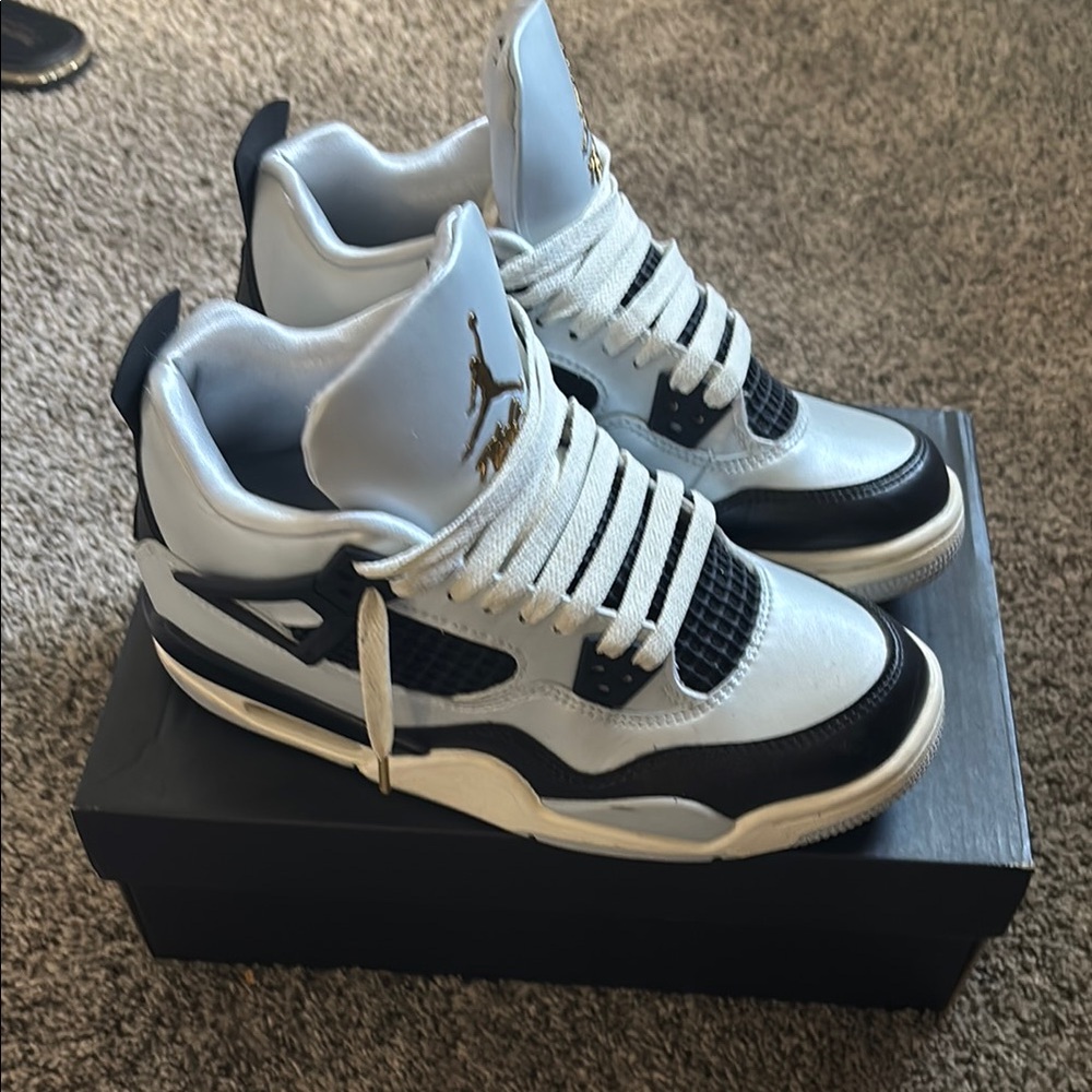 Jordan womens pure platinum/metallic gold size 5Y